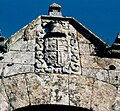 Escudo na porta do Pazo de Sabariz