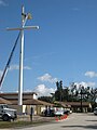 هذا الصليب الذي يبلغ ارتفاعه 100 قدم في كنيسة عيد الغطاس اللوثرية، في ليك وورث، فلوريدا يخفي معدات تي موبايل الولايات المتحدة.