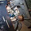 Photographie en couleur d'Aldrin en combinaison spatiale lors d'un entraînement.