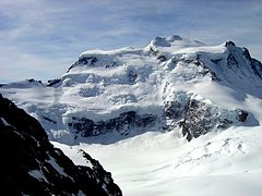 Les sommets du Grand Combin : (de g. à d.) le Grand Combin de Tsessette, l'aiguille du Croissant, le Grand Combin de Grafeneire et le Grand Combin de Valsorey.