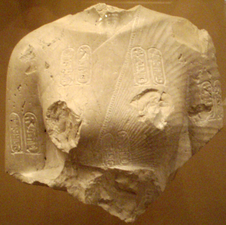 Un torso fragmentario de Nefertiti.