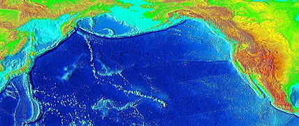 Carte bathymétrique du Nord de l'océan Pacifique avec la chaîne sous-marine Hawaï-Empereur (centre bas) née du point chaud d'Hawaï.