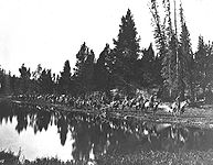 A expedição do U.S. Geological and Geophysical Survey of the Territories, conduzido por Hayden, na rota do caminho entre o Yellowstone e o Rio East Fork.Foto de William Henry Jackson, 1871.