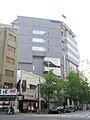 日本共產黨本部大樓。由於鄰近本站，「代代木」成為黨部代稱。