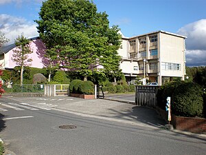 神屋小学校正門