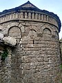 Baquetones, arcos ciegos y aspillera del ábside