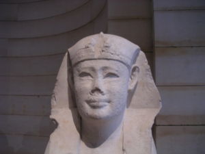 Détail d'un des sphinx du dromos.