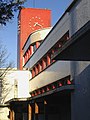 Les bâtiments en béton du groupe scolaire Condorcet (Maisons-Alfort) sont recouverts de pâte de verre fabriquée par Boulenger[21].