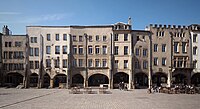 Chaque travée possède deux baies datant du XVIIe siècle. Les toitures sont en « pointe de diamant ». On distingue la forme d'une tour, visible à l’arrière de la troisième façade, empreinte de l’ancien mur romain et du haut Moyen Âge.