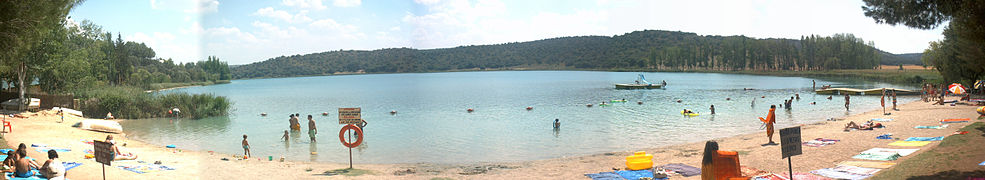 鲁伊德拉自然公园（西班牙语：Lagunas de Ruidera）全景，是旅游目的地之一[19]