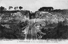 carte postale ancienne avec vue de la ville haute, la voie qui passe dans la tranchée creusée dans la roche et, au centre, l'embranchement de la carrière