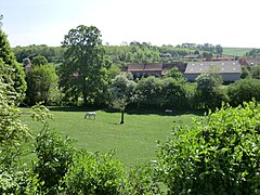 Vue sur une pâture et sur le paysage de bocage et de vallée, mai 2011.