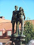 Ask och Embla statue de 1948 par Stig Blomberg. Sölvesborg, Suède.