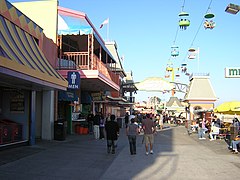 Allée principale le long de la plage, près de l'entrée du Giant Dipper.