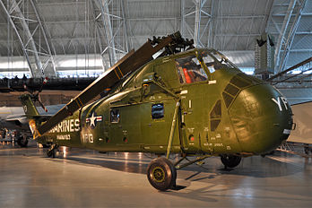 Hélicoptère Sikorsky H-34 dans le Steven F. Udvar-Hazy Center à Washington. (définition réelle 2 894 × 1 930)