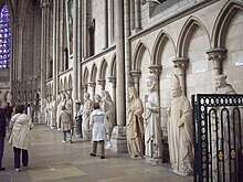 Photo des statues provenant de la façade occidentale et disposées dans le déambulatoire, au milieu de chaque arcatures aveugles