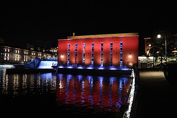 La centrale électrique dans la lumière du soir.