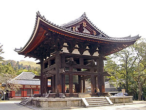 Il campanile di Tōdai-ji, un esempio del tipo fukihanachi, sebbene molto più grande della media