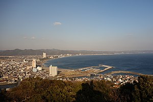 魚見塚展望台から見た鴨川漁港