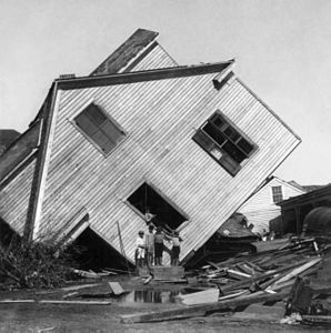 Damage from the 1900 Galveston hurricane, by Griffith & Griffith (edited by Durova)