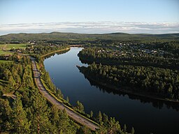 Vy från Hundberget: Norra byn till vänster, stadsdelen Östermalm till höger och Pite älv däremellan.