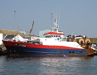 Chalutier hauturier, équipé pour la pêche sur le plateau continental ou en haute mer