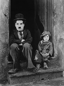 Charlie Chaplin et Jackie Coogan, dans Le Kid (1921, Le Gosse au Québec). (définition réelle 2 248 × 3 040)