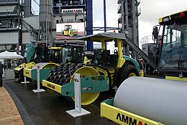 Rouleau compresseur à pieds de mouton Ammann (au centre).