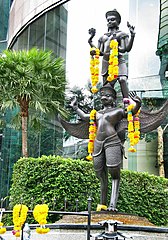 Una estatua en Bangkok con Vishnu sobre su vehículo (Vájana), un águila.