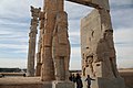 Columnas y puerta flanqueada por guardianes alados en el Palacio de Persépolis.