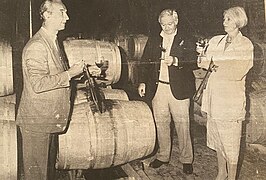 Jean-Paul Jauffret avec M. et Mme McEnroe dans les chais du château Belgrave (Médoc) - Mai 1985)