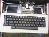 1984年のオリベッティ製電動タイプライタ。「IJ」のキーがある（Pキーの右上）