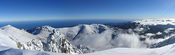 Panorama hivernal vers le sud-est depuis le Monte Incudine. De gauche à droite, la Punta di Tintennaja, la Punta Muvrareccia, la Punta di u Furnellu et les aiguilles de Bavella.