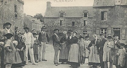 Habitants de Ploërdut s'apprêtant à danser une ridée.