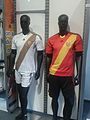 Maillots domicile (droite) et extérieur (gauche) du Racing Club de Lens pour la saison 2013-2014.