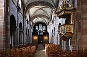 Vue intérieure de la nef vers la tribune d'orgue.