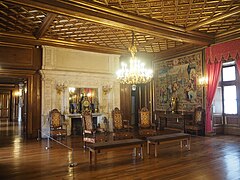 Photographie en couleurs d'une salle d'un château.