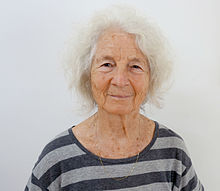 Portrait d'une femme âgée, cheveux blancs, souriante