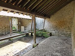 Lavoir couvert.