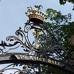 Main gate with the coat of arms of the Zamoyski family and motto "To mniej boli" (It Pains Less)