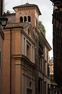 Detalhe da fachada e o campanário.