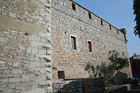 Vue d'un côté latéral du fort.