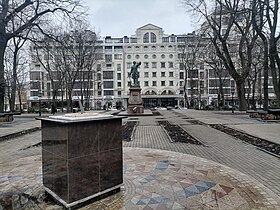 Петровский сквер, памятник Петру I и Петровский пассаж