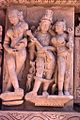 Apsara jambes croisées et Vishnou-Lakshmi.