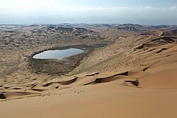 バダインジャラン砂漠で海抜が最も高い場所・必魯図山から望む景色