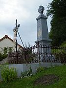 Monument et calvaire voisin.