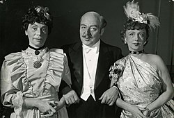 Inga-Lill Åhström (till vänster), Frithiof Hedvall och Lena Cederström i Slottsbalen på Helsingborgs stadsteater 1949.