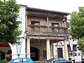 Vieille maison à colombages sur la place de la Mairie.