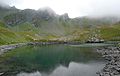 Lago glacial Đeravica perto do cume