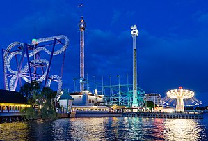 Vue nocturne du parc Gröna Lund à Stockholm. (définition réelle 4 482 × 3 031)